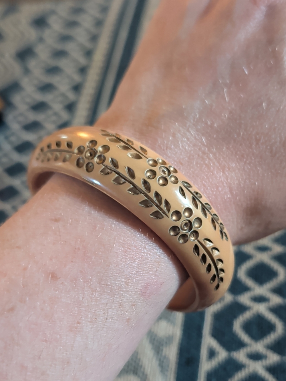 Beautiful True Vintage Gold Floral Carved Resin Bangle Bracelet